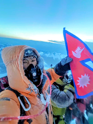 Ngima Gyaljen Sherpa auf dem Gipfel des Mount Everest im Jahr 2019. Foto: Ngima Gyaljen Sherpa/dpa
