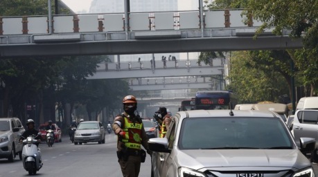 Verkehrskontrolle in Bangkok: Wer offene Bußgelder nicht bezahlt, erhält die Steuerplakette künftig erst nach Begleichung der Forderungen. Foto: epa/Narong Sangnak