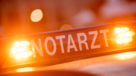 Ein Dachschild mit der Aufschrift "Notarzt" steht auf einem Einsatzwagen eines Notarztes. Foto: Lino Mirgeler/dpa