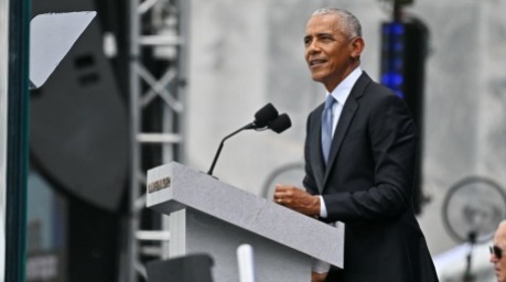 Barack Obama spricht bei der Eröffnung des Obama Presidential Center in Chicago vor den Gästen. Foto: epa/Victor Hilitski