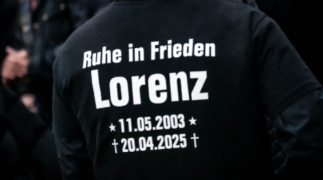 Eine Person erinnert bei einer Demonstration in Oldenburg an den durch Polizeischüsse getöteten 21-jährigen Lorenz. Foto: Sina Schuldt/dpa