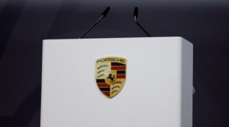 Das Porsche Logo auf der Tribüne während der Hauptversammlung der Porsche AG in Stuttgart. Foto: epa/Ronald Wittek