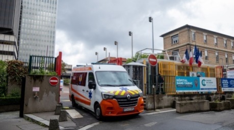 Außenansicht des Krankenhauses Bichat–Claude Bernard in Paris. Foto: EPA/Christophe Petit Tesson