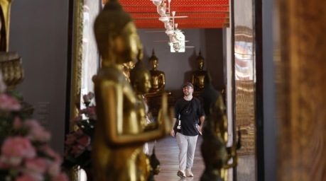 Ein ausländischer Tourist besichtigt die goldenen Buddha-Statuen im Tempel Wat Pho in Bangkok. Foto: epa/Rungroj Yongrit
