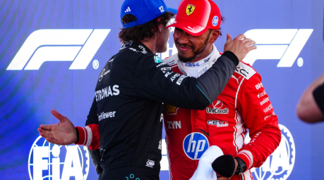 Lewis Hamilton (r) von Ferrari und Andrea Kimi Antonelli von Mercedes umarmen sich nach dem Qualifying in Barcelona. Foto: dpa/David Davies