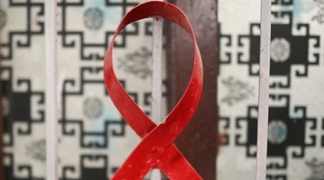 Eine rote Schleife als Symbol für HIV und Aids ist in einem Labor eines Zentrums für antiretrovirale Therapie in Karatschi angebracht. Foto: EPA/Shahzaib Akber