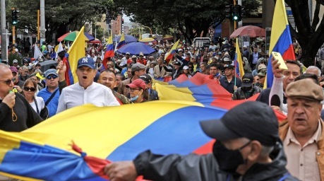 Menschen tragen eine riesige Nationalflagge, während sie an einem Marsch gegen die Politik der Regierung von Präsident Gustavo Petro in Bogotá teilnehmen. EPA-EFE/MAURICIO DUENAS CASTANEDA
