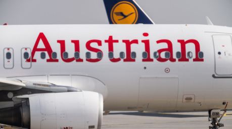 Eine Passagiermaschine der Fluggesellschaft Austrian Airlines rollt auf dem Flughafengelände zur Startbahn. Foto: Silas Stein/dpa