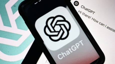 Die von der US-amerikanischen Forschungsorganisation für künstliche Intelligenz (KI) OpenAI entwickelte ChatGPT-Anwendung wird auf einem Smartphone-Bildschirm in Berlin angezeigt. Foto: epa/Filip Singer