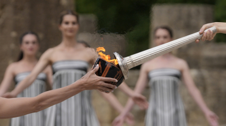 Darstellerinnen nehmen an der offiziellen Zeremonie zur Entzündung der Flamme für die Olympischen Spiele in Paris auf dem Gelände des antiken Olympia in Griechenland teil. Foto: Thanassis Stavrakis/Ap