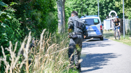 Einsatzkräfte der Polizei bei der Suche nach einem vermissten Kleinkind im Einsatz. Foto: Jason Tschepljakow/dpa