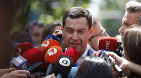 Juanma Moreno spricht bei seiner Ankunft zur Sitzung des Nationalvorstands der Volkspartei (PP) in Madrid mit der Presse. Foto: EPA/Javier Lizon