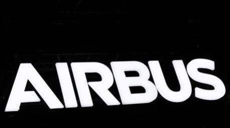Das Logo des Luft- und Raumfahrtkonzerns Airbus auf der Verteidigungsmesse DSA 2026 in Kuala Lumpur. Foto: EPA/Fazry Ismail