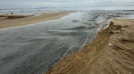 Die starke Strömung hat den erst kürzlich aufgeschütteten Sand ausgewaschen und einen tiefen Graben am Strand hinterlassen. Bild: TMN.TV