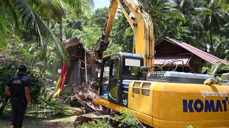 Ein Bagger beginnt mit dem Abriss eines illegal errichteten Gebäudes im Waldschutzgebiet am Nui Beach auf Phuket. Bild: Department of National Parks, Wildlife and Plant Conservation (DNP)