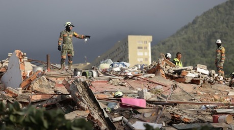Mexikanische Rettungskräfte arbeiten an einem eingestürzten Gebäude in La Guaira, Venezuela. Foto: epa/Ronald Pena R