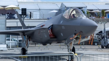 Ein in den USA hergestellter Kampfflugzeug der Generation F-35A Lightning II ist ausgestellt. Foto: EPA/Christophe Petit Tesson