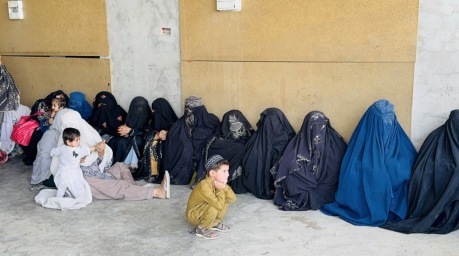 Afghanische Staatsangehörige warten in einem Transitzentrum an der Grenze bei Chaman auf ihre Rückkehr nach Afghanistan. Foto: Akhter Gulfam/epa