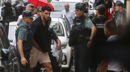 Der spanische Fußballprofi Rafa Mir wird in Valencia der Justiz vorgeführt. Gegen ihn lief ein Verfahren wegen sexueller Aggression, das nun mit einer Verurteilung endete. Foto: Rober Solsona/Europa Press/dpa.