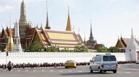 Der historische Volkswagen Caravelle T4 „James Bond“ erreicht im Rahmen der Trauerprozession den Bereich des Großen Palastes in Bangkok. Foto: epa/Rungroj Yongrit