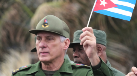 Miguel Díaz-Canel nimmt an einer Kundgebung vor der US-Botschaft in Havanna teil. Gegen den kubanischen Präsidenten haben die USA neue Sanktionen verhängt. Foto: AP/dpa/ramon Espinosa