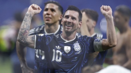 Argentiniens Lionel Messi feiert nach dem 2:1-Sieg gegen England im WM-Halbfinale den Einzug ins Endspiel. Foto: Will Oliver/epa