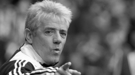 Der frühere englische Nationalspieler und Trainer Kevin Keegan gestikuliert während eines Premier-League-Spiels zwischen dem FC Liverpool und Newcastle United. Foto: Lindsey Parnaby/epa/dpa