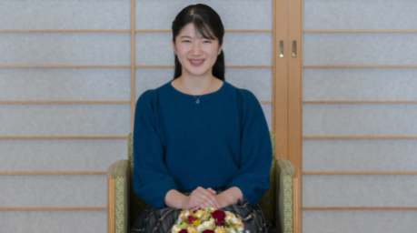 Prinzessin Aiko, die Tochter von Kaiser Naruhito und Kaiserin Masako, posiert im Kaiserpalast in Tokio. Foto: Imperial Household Agency/Ap/dpa