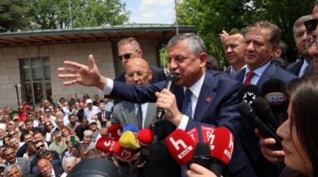 Der CHP-Vorsitzende Özgür Özel spricht bei einer Kundgebung vor dem türkischen Parlament in Ankara zu seinen Anhängern. Foto: EPA/Necati Savas