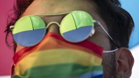 Eine Person der LGBTQ-Gemeinschaft demonstriert in Istanbul gegen den Austritt der Türkei aus der Istanbul-Konvention. Archivfoto: epa/Erdem Sahin