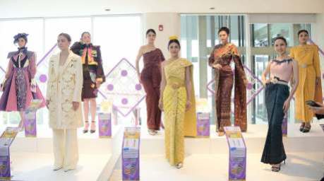 Im Rahmen des Festivals präsentierten Designer und Studentinnen moderne Interpretationen traditioneller thailändischer Stoffe auf einer Ausstellung in Bangkok. Bild: NBT World
