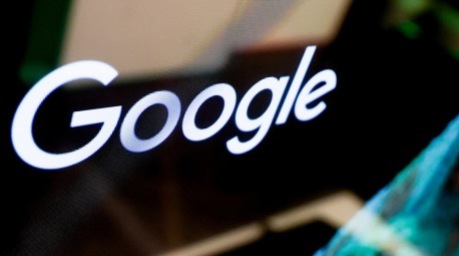 Das Google-Logo bei einer Pressekonferenz zum Investitionsplan des Unternehmens für Deutschland in Berlin. Foto: EPA/Filip Singer