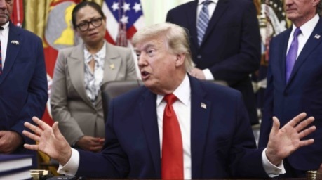 US-Präsident Donald Trump beantwortet nach der Unterzeichnung eines Erlasses zur Ausweitung der kommerziellen Fischerei im Pazifik Fragen der Medien im Weißen Haus. Foto: Jim Lo Scalzo/Pool epa/dpa