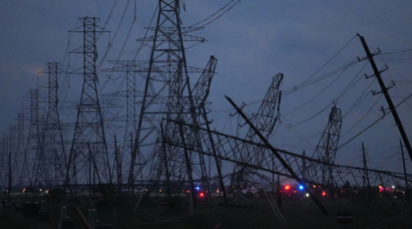 Nach einem Sturm sind in der Nähe des Grand Parkway und der West Road Stromleitungen umgeknickt. Foto: Melissa Phillip/Houston Chronicle/ap/dpa