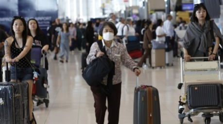 Reisende am Suvarnabhumi Airport in Bangkok: Die geplante Einreisegebühr von 300 Baht stößt in der Tourismusbranche auf Kritik. Foto: epa/Rungroj Yongrit