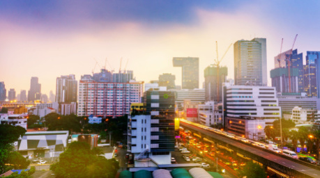 Thailändische Behörden kontrollierten in Huai Khwang mehrere Unternehmen wegen des Verdachts auf Strohmann-Konstruktionen und Verbindungen zu Online-Glücksspiel. Bild: chalermphon / Adobe Stock