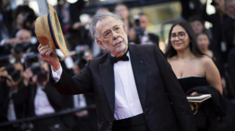 Francis Ford Coppola posiert für Fotografen bei der Ankunft zur Premiere des Films «Megalopolis» bei den 77. Internationalen Filmfestspielen in Cannes. Foto: Scott A Garfitt/Invision/ap/dpa