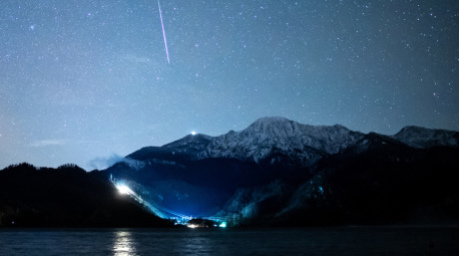 Eine Sternschnuppe ist über dem Kochelsee zu sehen. Foto: Matthias Balk/dpa
