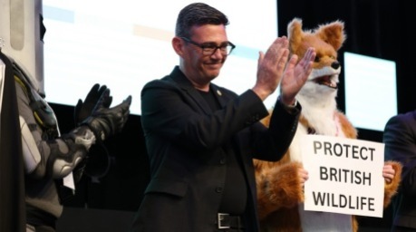 Andy Burnham reagiert nach seinem Sieg bei der Nachwahl im Wahlkreis Makerfield im nordwestenglischen Wigan. Foto: epa/Adam Vaughan