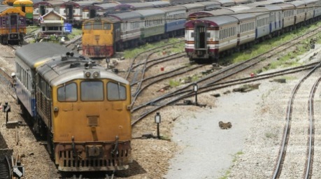 Veraltete Fahrzeuge, Personalmangel und hohe Schulden zählen laut einer aktuellen Studie zu den größten Herausforderungen der thailändischen Staatsbahn SRT. Foto: epa/Narong Sangnak