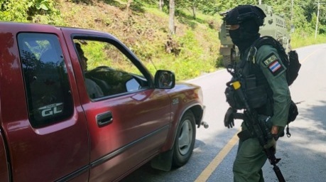 Ein Soldat kontrolliert ein Fahrzeug an einem Kontrollpunkt in einer der südlichen Grenzprovinzen. Nach den jüngsten Bombenanschlägen haben die Behörden die Sicherheitsmaßnahmen verstärkt. Foto: epa/Nakharin Chinnawornkomol