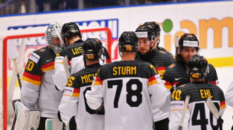 Die deutschen Spieler jubeln über ihren Sieg nach dem Vorrundenspiel zwischen der Slowakei und Deutschland bei der Eishockey-Weltmeisterschaft. Foto: Oana Jaroslav/Ctk/dpa