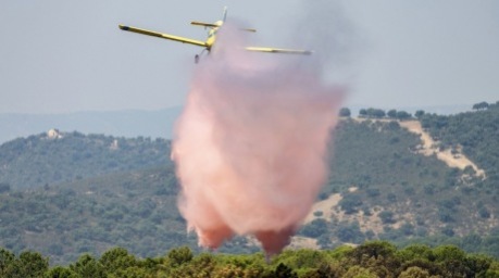 Ein Löschflugzeug bekämpft einen Waldbrand nahe dem Naturpark Despeñaperros in Südspanien. Foto: EPA/Jose Manuel Pedrosa