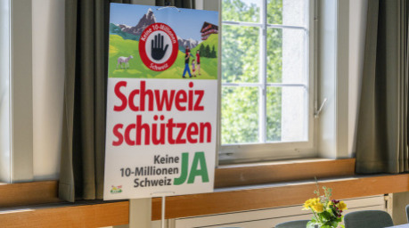 Ein Abstimmungsplakat zur Volksinitiative «Keine 10-Millionen-Schweiz – Nachhaltigkeitsinitiative» steht in einem Wahllokal während der Stimmenauszählung. Foto: Keystone/dpa/peter Schneider