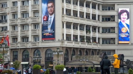 Plakatwände der Kandidaten für die erste Runde der Präsidentschaftswahlen in Skopje. Foto: epa/Georgi Licovski