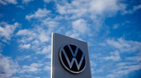 Das Logo des Autobauers Volkswagen ist an einem Autohaus in Berlin zu sehen. Foto: EPA/Clemens Bilan