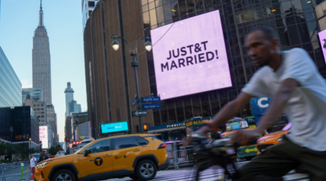 Anlässlich der Hochzeit der Sängerin Taylor Swift und des NFL-Spielers Travis Kelce ist am Madison Square Garden ein Schild mit der Aufschrift „Just&t Married“ zu sehen. Foto: Ryan Murphy/Ap/dpa