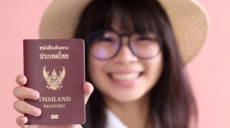 Thailands Reisepass ist im Henley Passport Index 2026 um zwei Plätze auf Rang 63 zurückgefallen. Foto: Tawesit/Adobe Stock