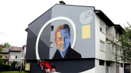 Wandbild des ehemaligen siebenfachen Formel-1-Champions Michael Schumacher in Dobrinja. Foto: epa/Fehim Demir
