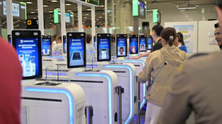 Automatisierte Passkontrollschalter mit biometrischer Identitätsprüfung sollen die Einreise am Flughafen Suvarnabhumi beschleunigen. Bild: TAT